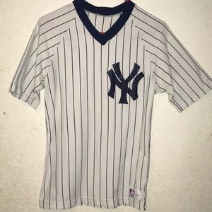 A new york yankees shirt
